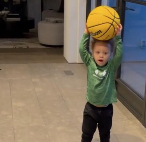 库里老婆爆料视频,揭秘篮球巨星背后的家庭生活  第3张 库里老婆爆料视频,揭秘篮球巨星背后的家庭生活  第3张